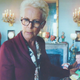 Un iPhone en Knives Out en la mano de la actriz Jamie Lee Curtis (Lionsgate)